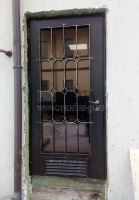 Техническая дверь в котельную с вент решеткой +ковка с патиной