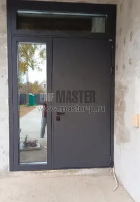 Дверь в загородный дом.