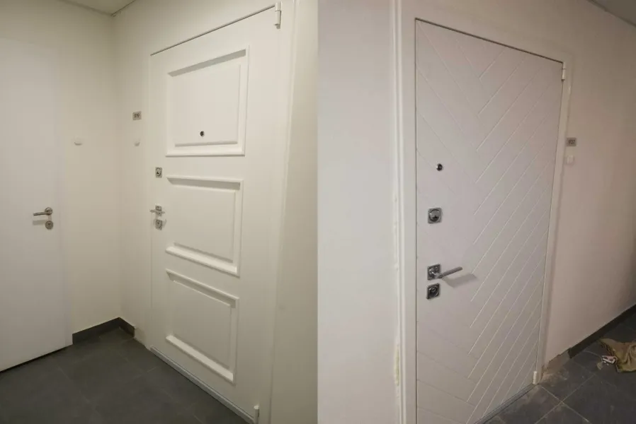 Белые входные двери в квартир от ПИКа