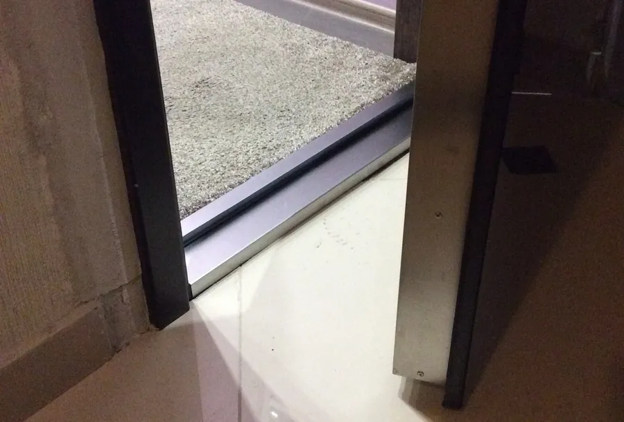 Дверной порог из нержавейки